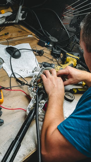 Fontanero profesional realizando una reparación urgente