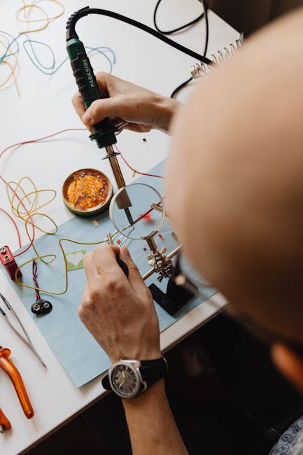 Técnico instalador profesional trabajando en una vivienda