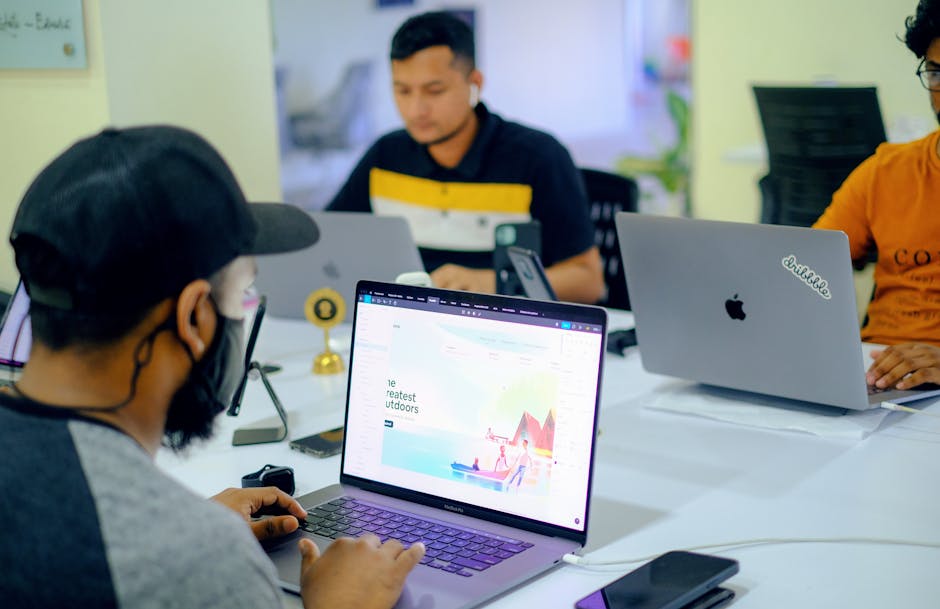 Equipo de diseño web trabajando en un proyecto
